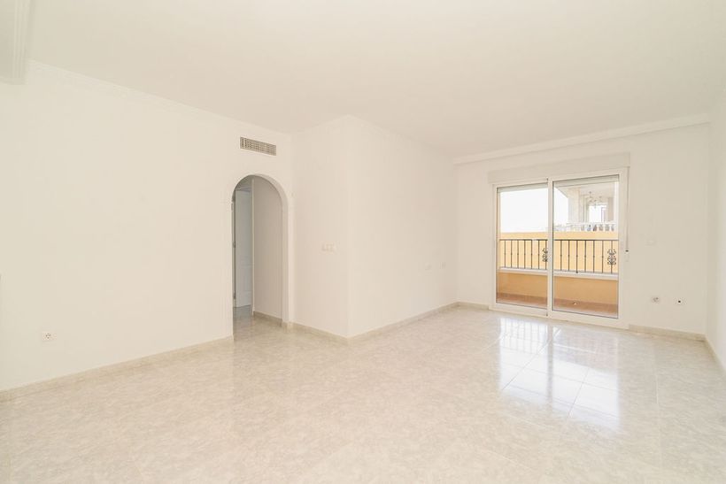Salón del piso en venta de Solvia