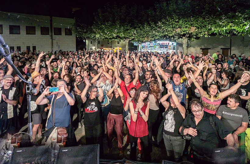 Público en festival de rock Festilvalle