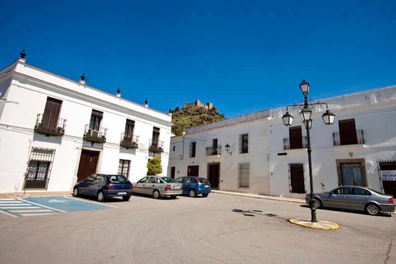 Plaza de Burguillos del Cerro con vistas al castillo
