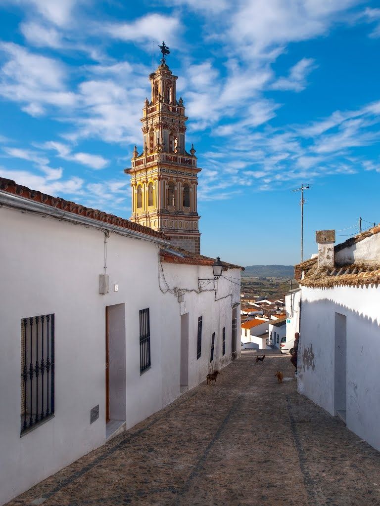 iglesia y calle empedrada de Burguillos del Cerro