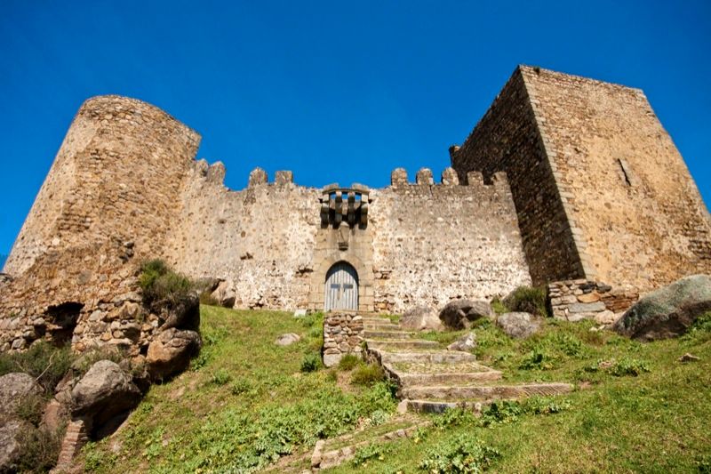 Fachada del castillo templario de Burguillos del Cerro