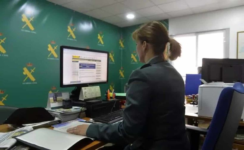 Una Guardia Civil trabajando