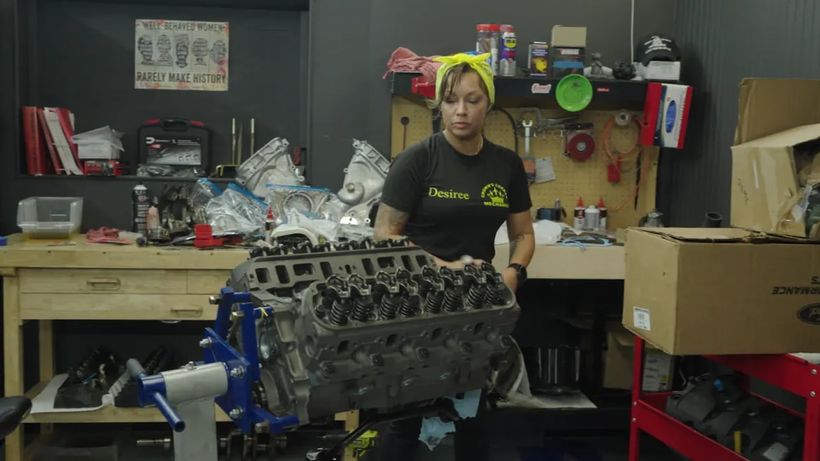 Desiree Hill reparando un motor