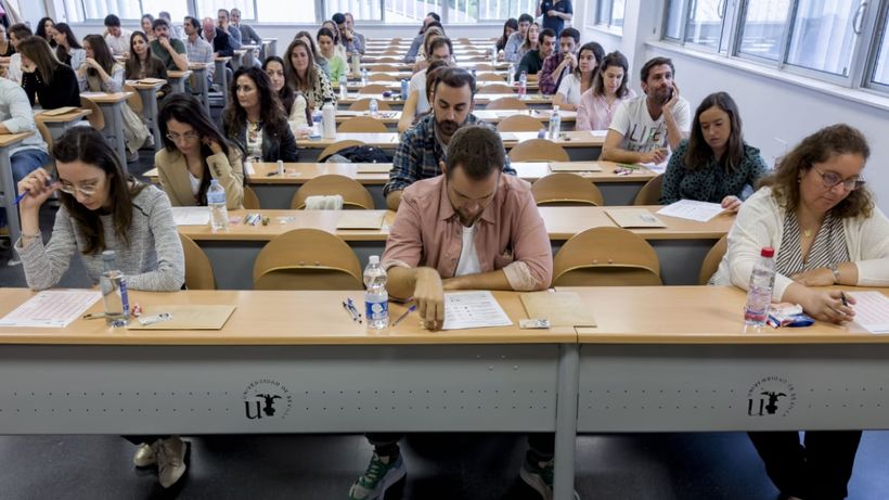 Varias personas se examinan a las oposiciones para administrativo
