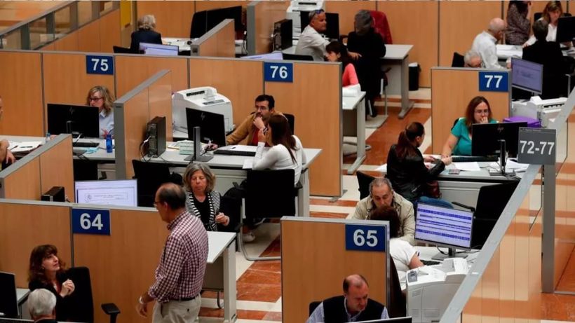 varios administrativos de la Agencia Tributaria
