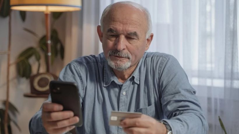 Jubilado consulta en el movil ingreso paga extra de verano
