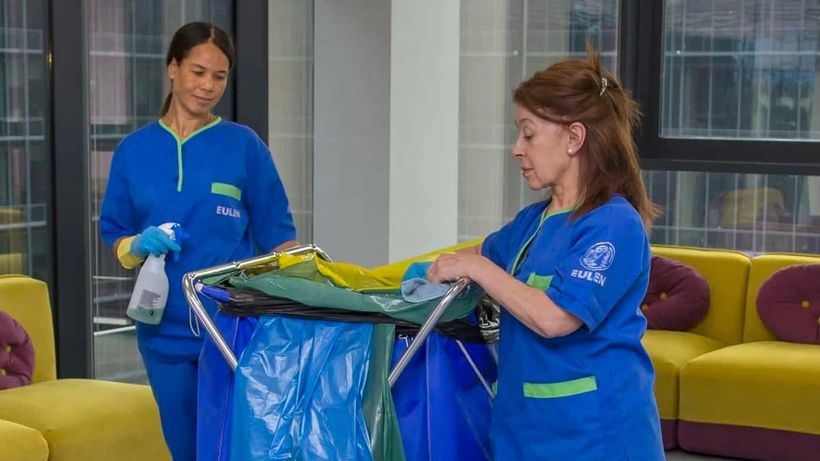Limpiadoras con el uniforme de Eulen