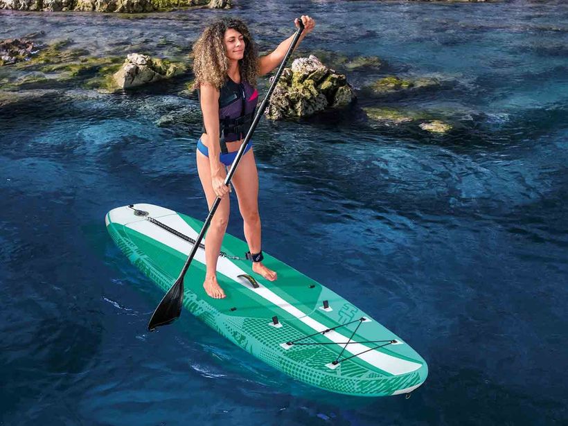 mujer haciendo paddle surf