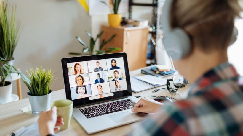 Una persona teletrabajando