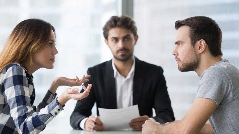 Dos hermanos discuten por la herencia