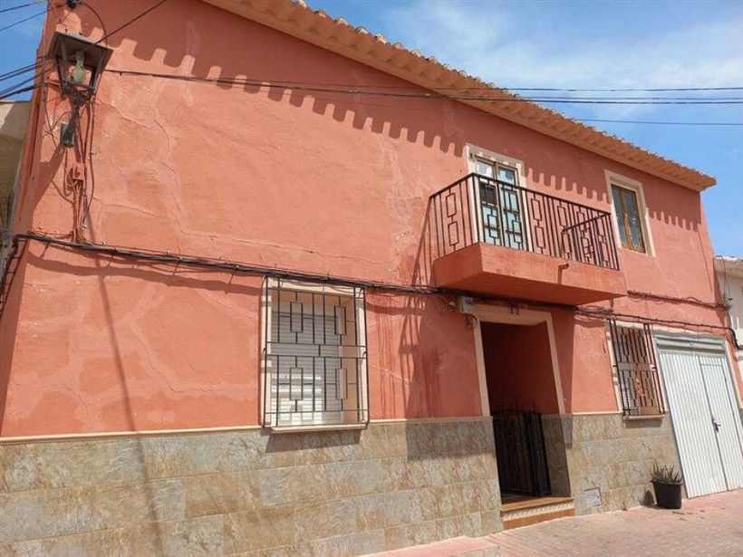 Fachada de la casa en venta de CaixaBank