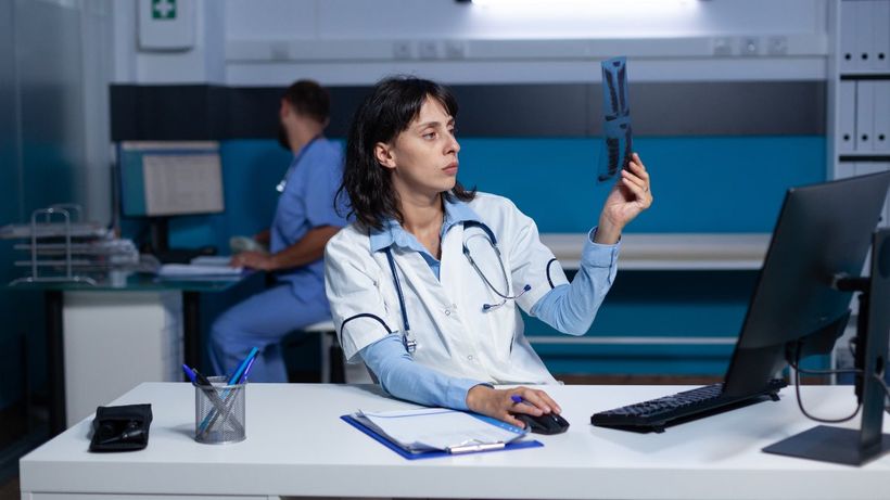 Una doctora trabajando