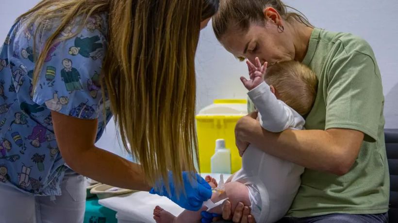 Una enfermera con un bebé