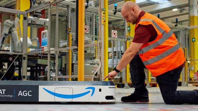 Empleado trabajando en el Amazon Operations Innovation Lab
