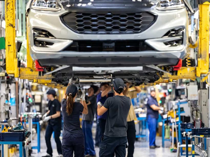Cadena de montaje en la fábrica en Ford en Almussafes (Valencia)