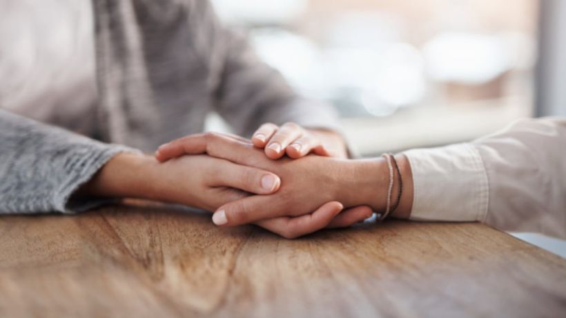 Personas dándose la mano