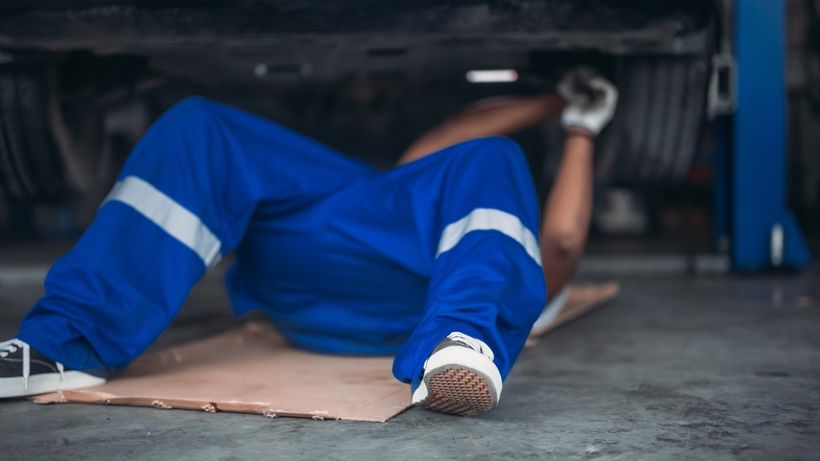 Mecánico trabajando
