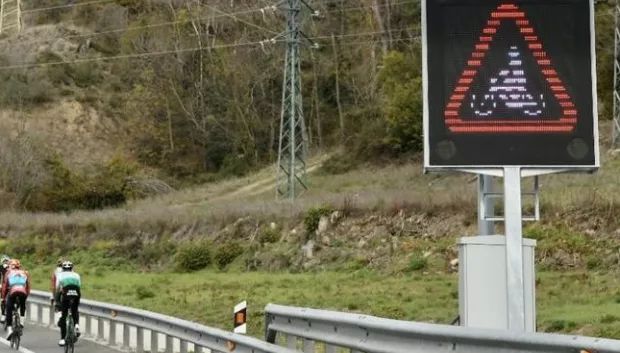 señal de aviso de ciclistas en carretera