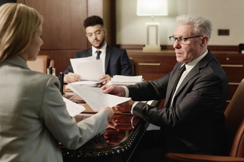 un letrado con abogados y clientes