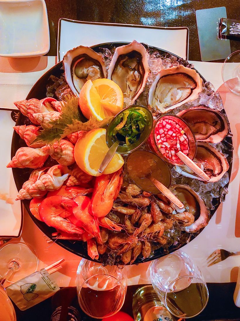 un festin de ostras y gambas en un restaurante