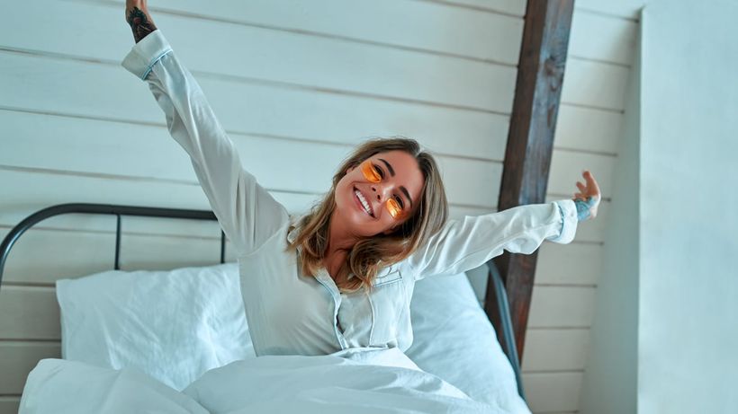 Mujer feliz despertándose
