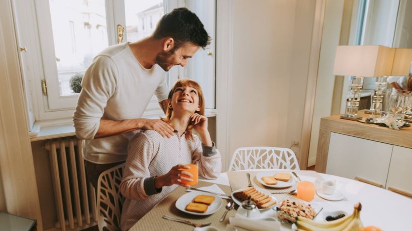 Pareja feliz desayunando