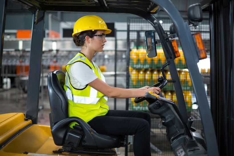 Carretillera en una fábrica