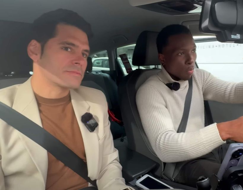 Taxista explica a Adrian el precio de la licencia hoy en día