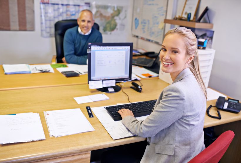 Administrativa trabajando