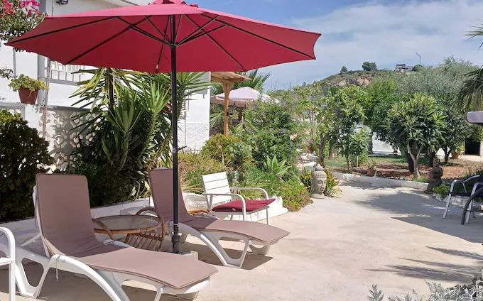 una casa con piscina