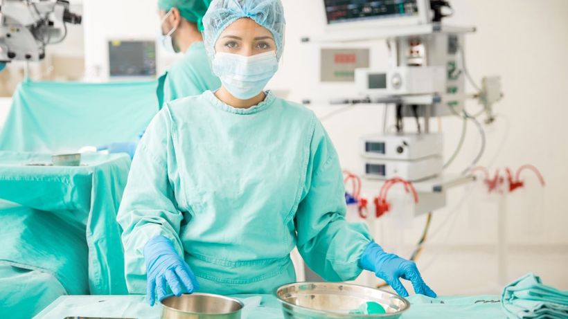 Una médica trabajando