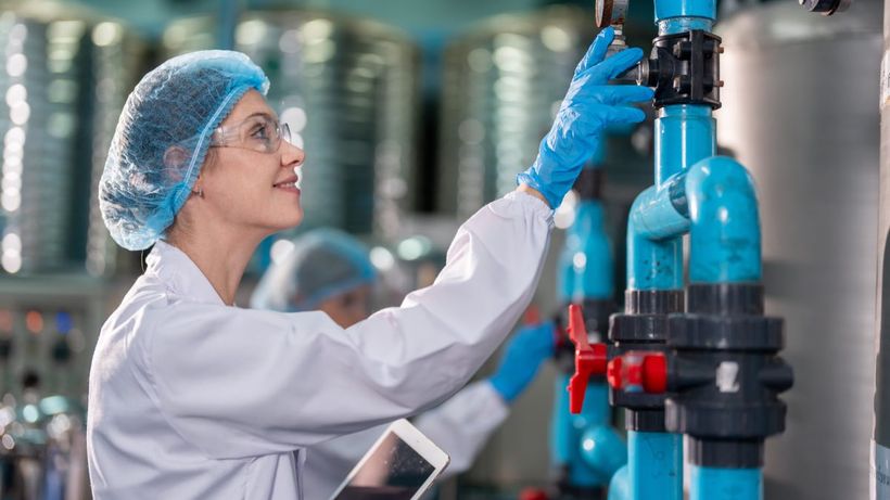 Una operaria química trabajando