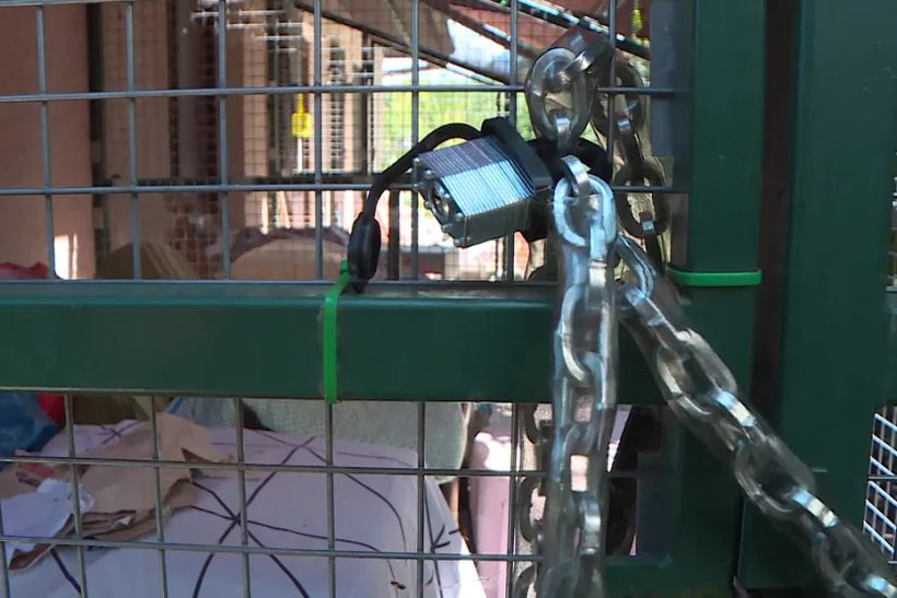 Candado en una de las salas de cuarentena de los gatos