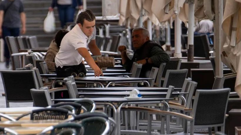Camarero en una terraza