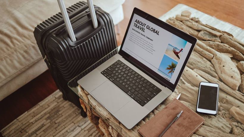 Ordenador con reserva de viaje