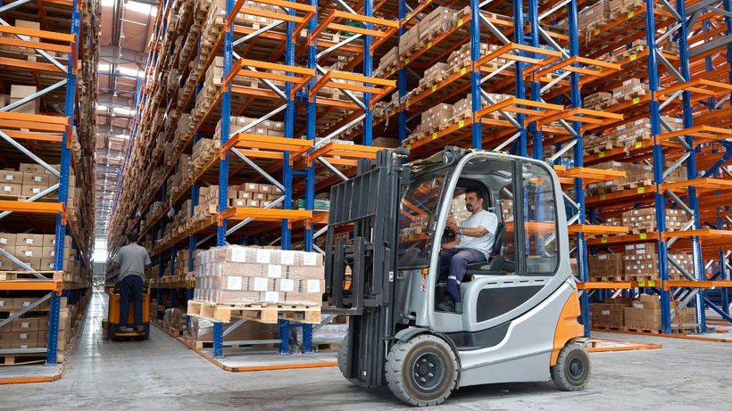 Carretillero en un almacén