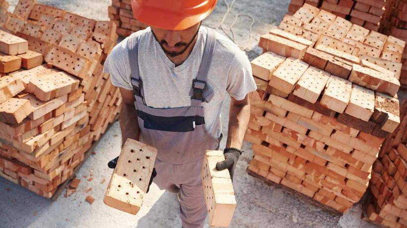 Un peón albañil trabajando