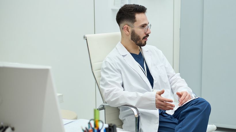 Un médico en consulta