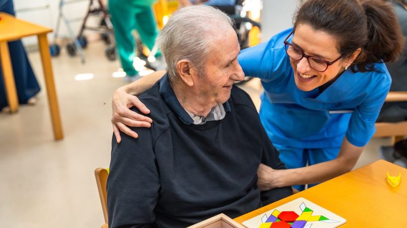 Una cuidadora de ancianos