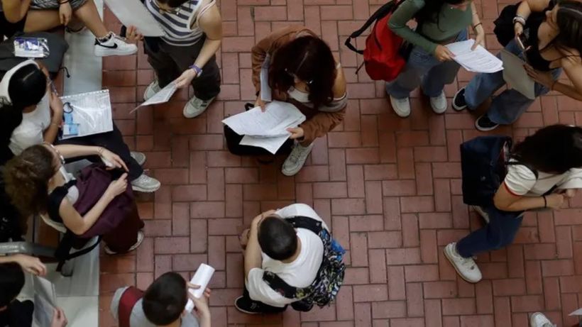 Estudiantes en el patio de una universidad