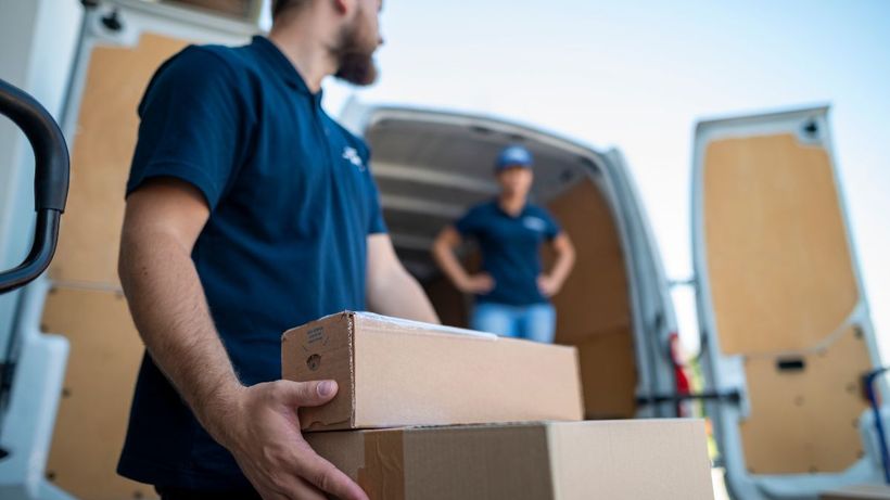 Un repartidor con furgoneta