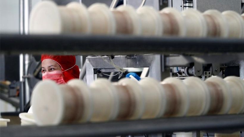 Una mujer trabajando de manipuladora de alimentos