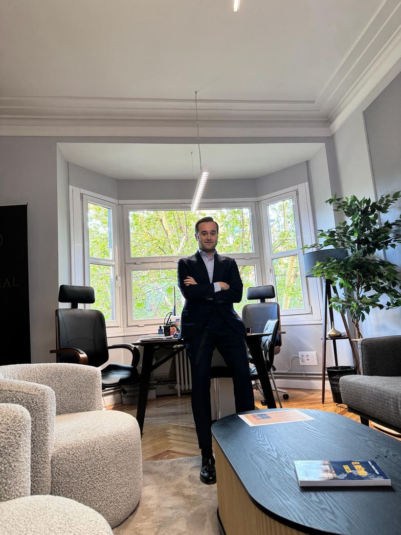 Javier Rumbo en la oficina