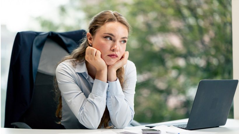 Una mujer triste en la oficina