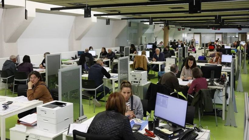 Administrativos en una oficina