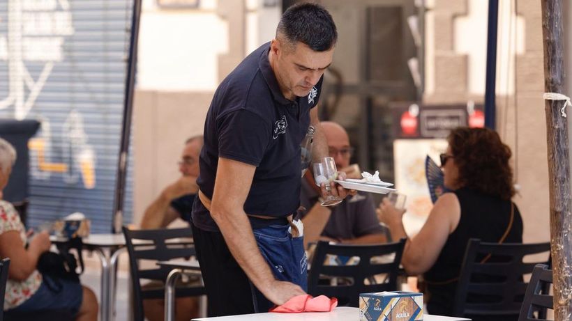 Un camarero en terraza