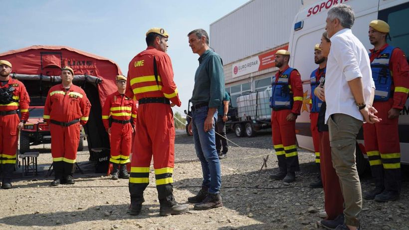 Pedro Sánchez junto a efectivos de la UME
