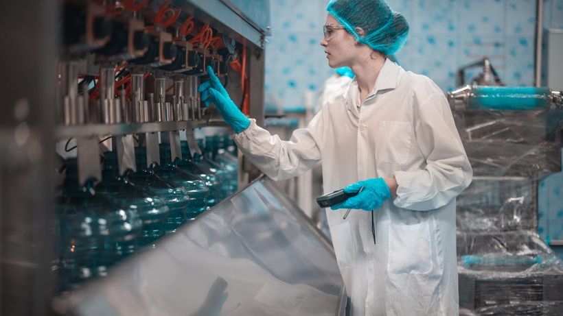 Una operaria química trabajando