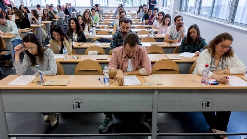 Opositores durante un examen