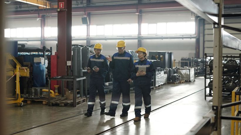 Operarios trabajando en una fábrica